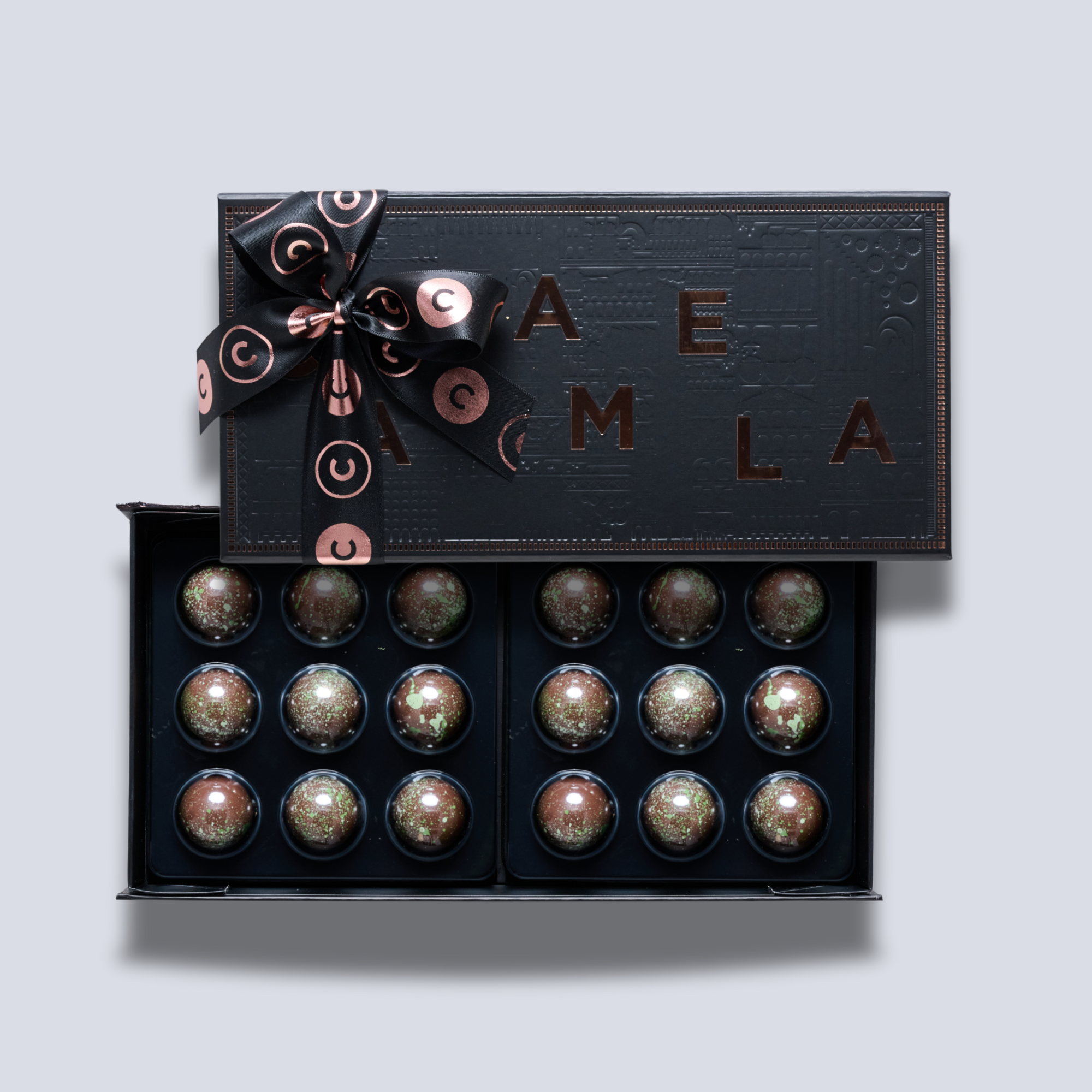 18 Bombones Dubai - "Cofre Selecto" Caramela®